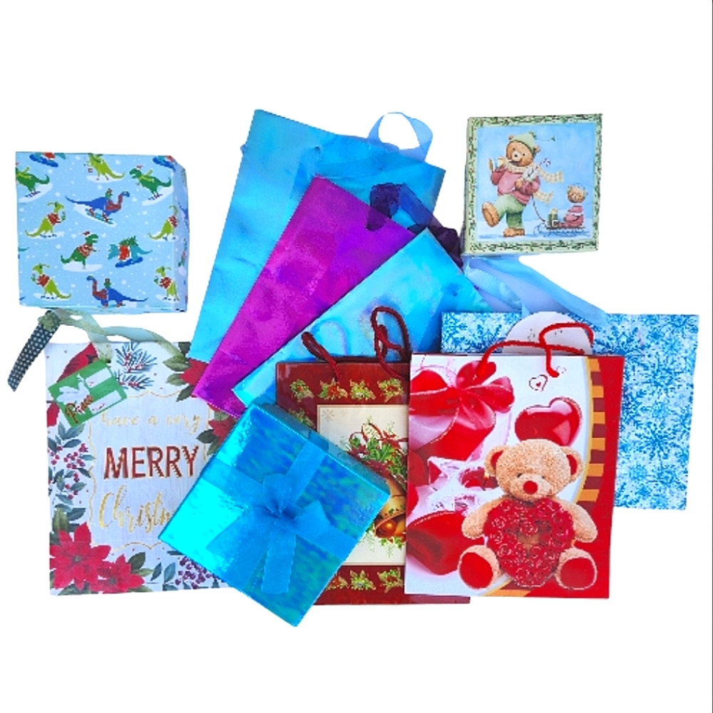 10 HOLIDAY GIFT BAGS AND BOXES